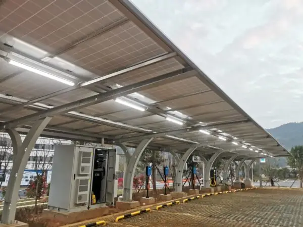 620 kW PV-Anlage für Parkplätze mit Solar-Überdachung und Montagesystem