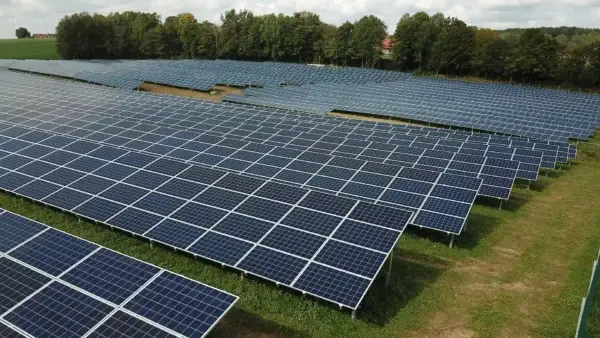 120 kWp Freiflächen-PV-Anlage Komplettset – 220 Solarmodule & Hybrid-Wechselrichter – Bild 6
