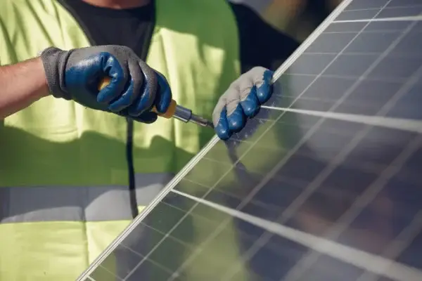 120 kWp Freiflächen-PV-Anlage Komplettset – 220 Solarmodule & Hybrid-Wechselrichter – Bild 10